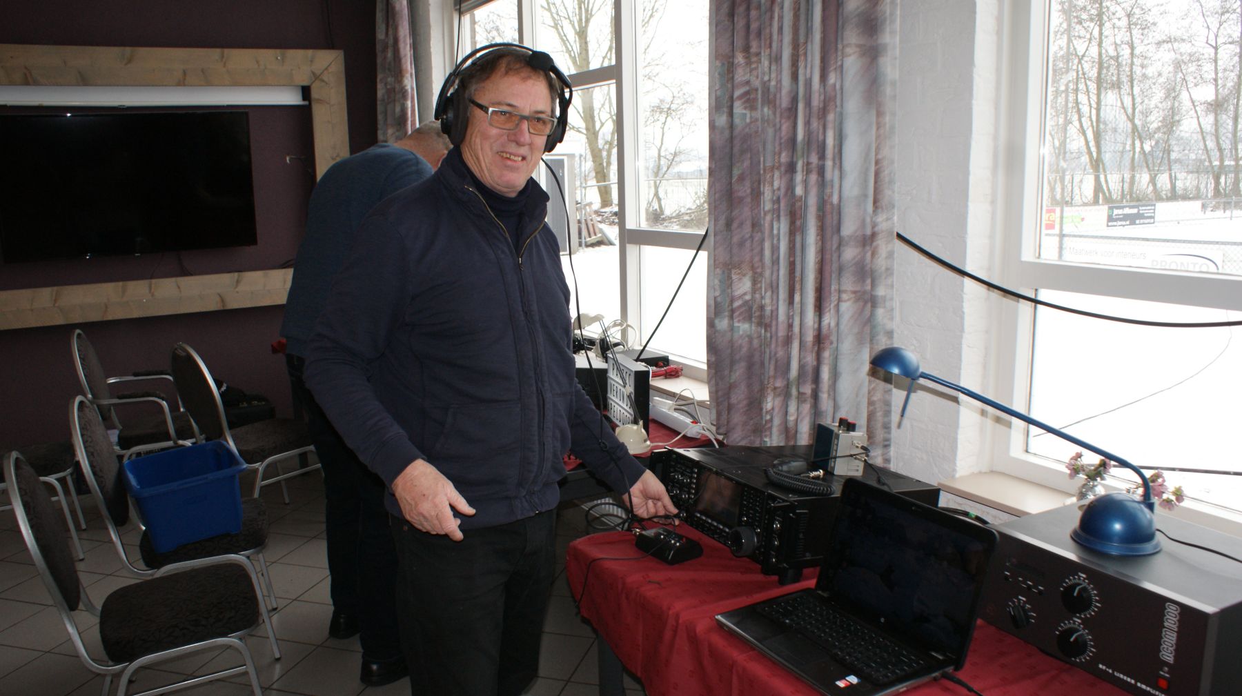 Leo test de antennes op goede werking. Hij lacht erbij dus is het goed.